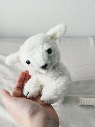 ひつじのぬいぐるみと作者の手
